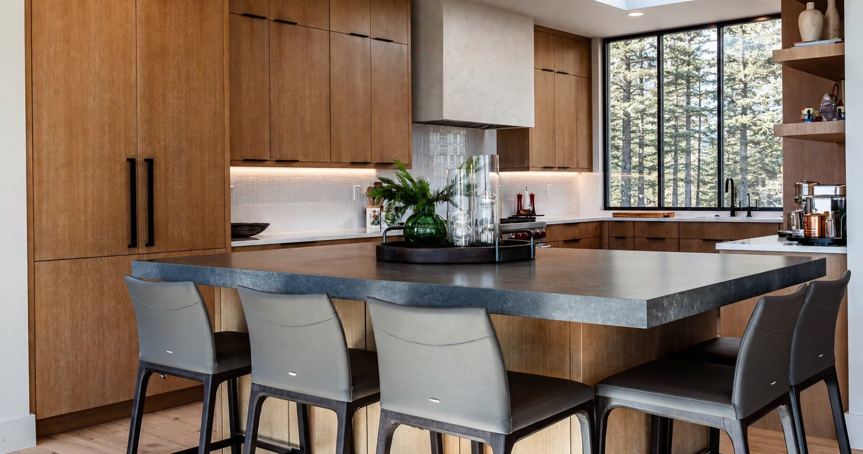 Kitchen with made-in-Italy barstools and mountain views