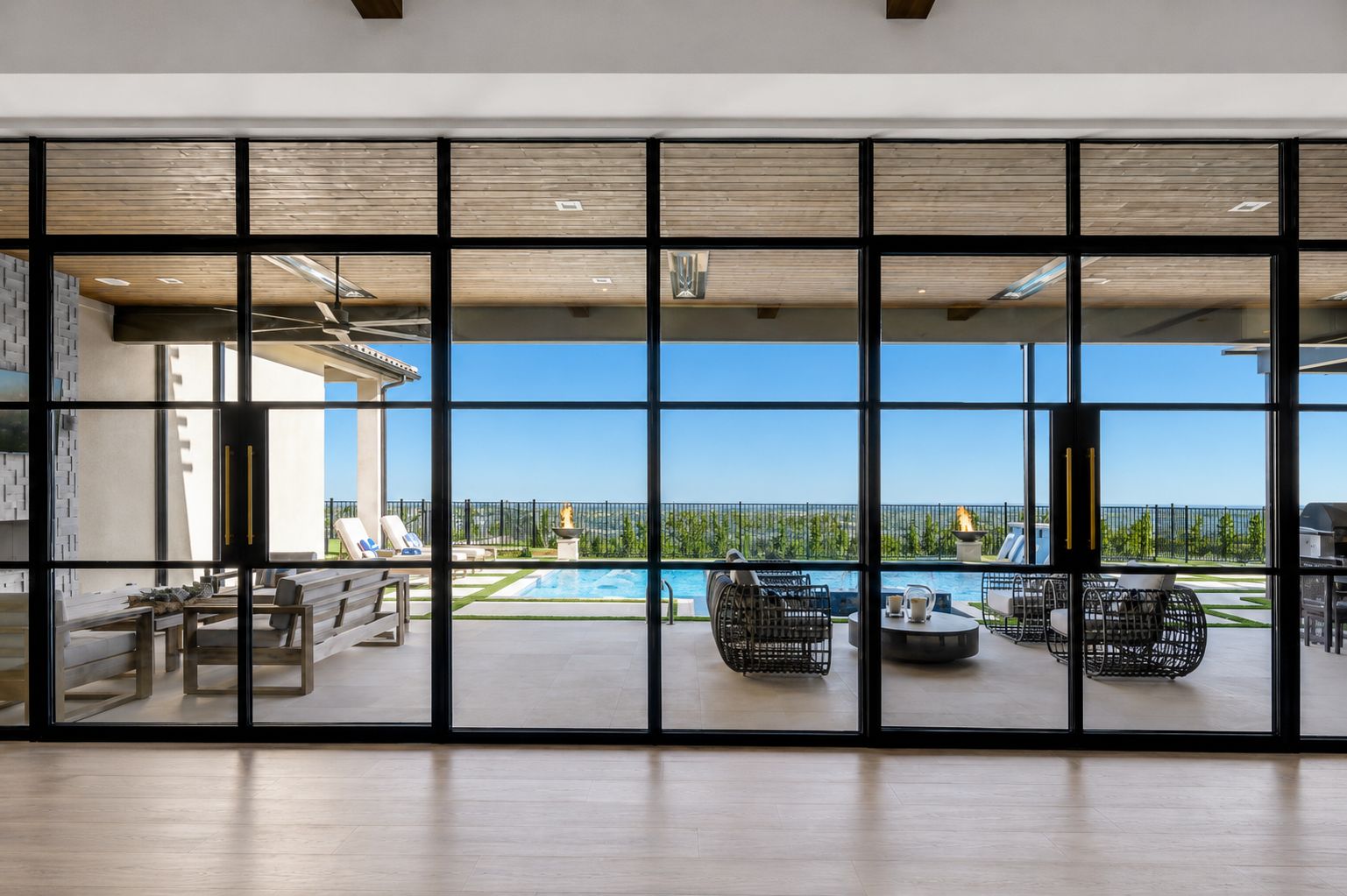 Forged steel window wall by D’Hierro