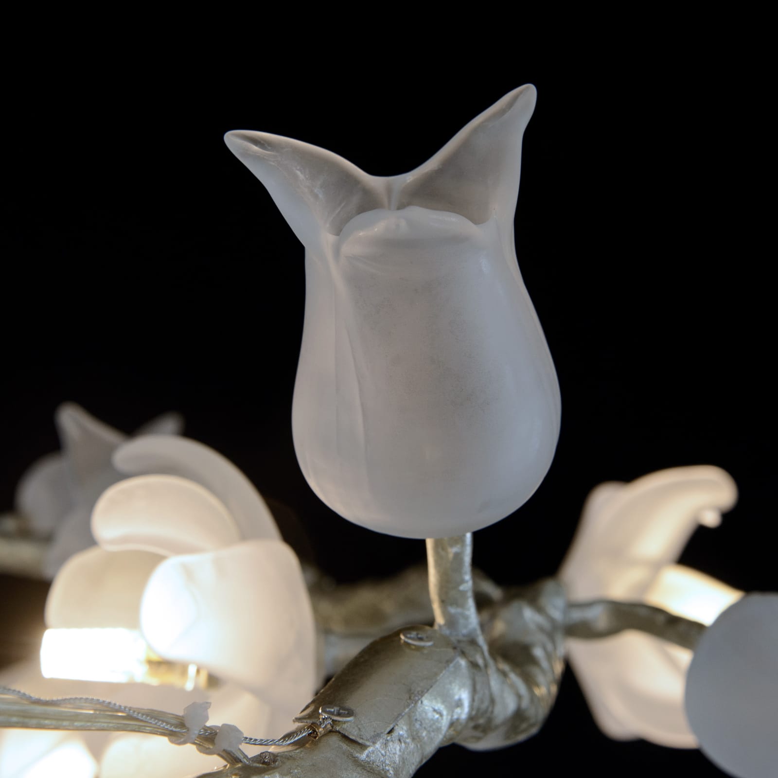 John Richard Churippu Magnolia & Tulip Glass Silver Leaf Vertical Twenty-One Light Chandelier official image 4