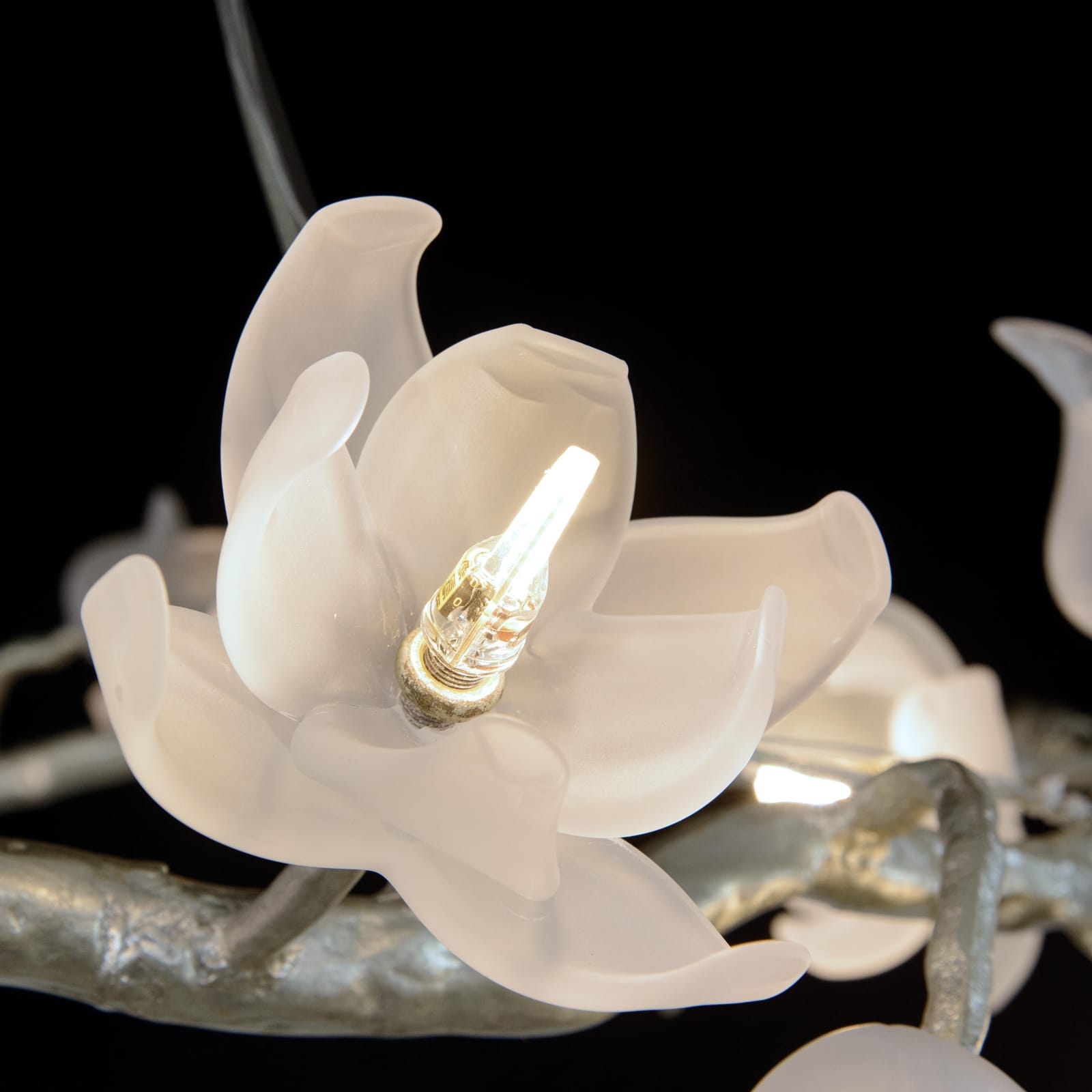 John Richard Churippu Magnolia & Tulip Glass Silver Leaf Vertical Twenty-One Light Chandelier official image 6